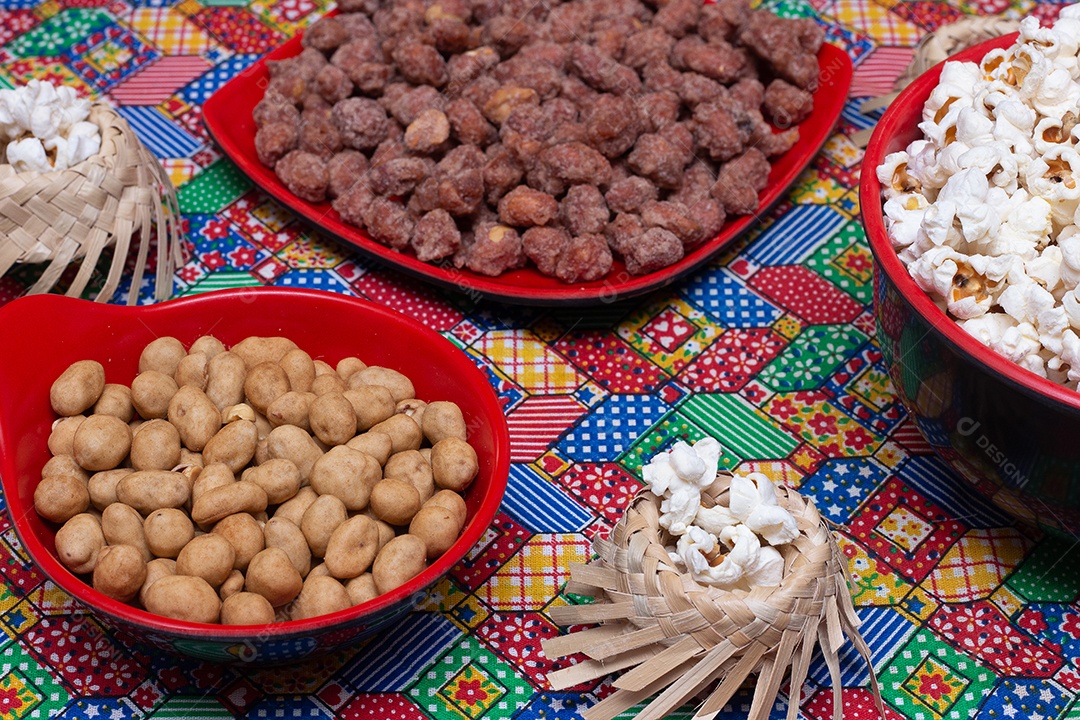 Tigela cheia de amendoim doce - festa junina brasileira