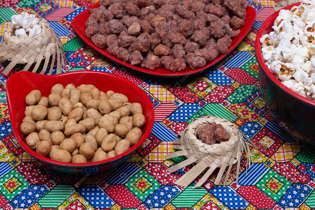 Tigela cheia de amendoim doce - festa junina brasileira