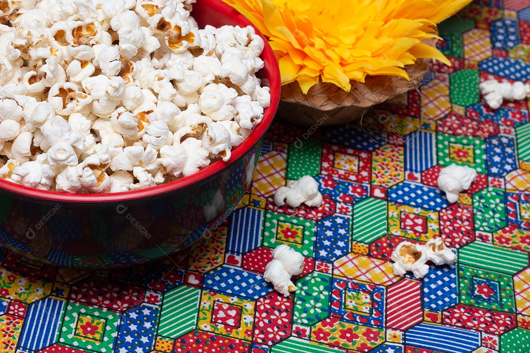 Tigela cheia de amendoim doce - festa junina brasileira