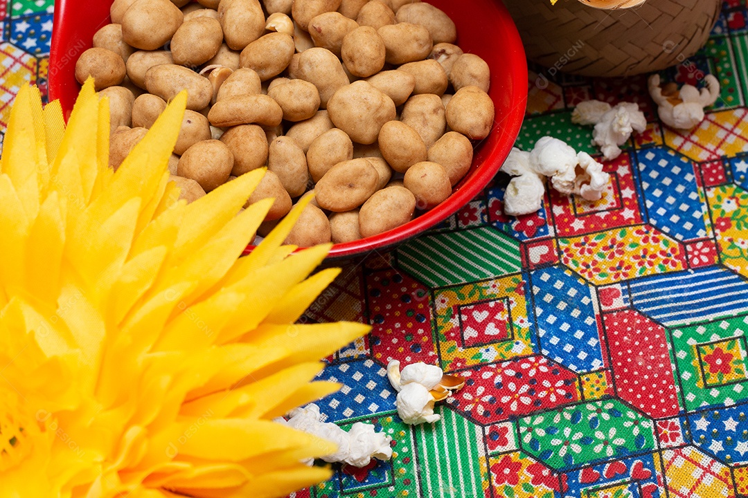 Tigela cheia de amendoim doce - festa junina brasileira