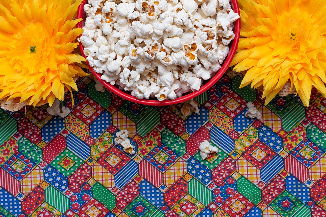 Tigela cheia de amendoim doce - festa junina brasileira