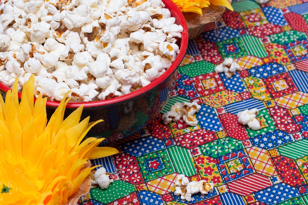 Tigela cheia de amendoim doce - festa junina brasileira