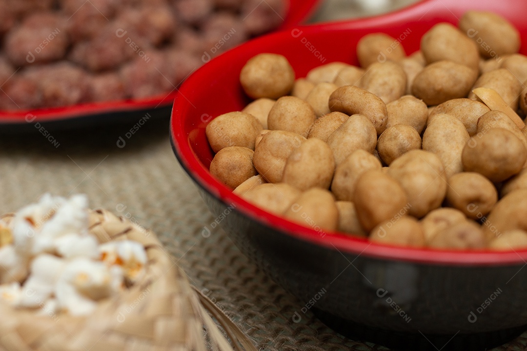 Tigelas com comidas típicas de festa junina