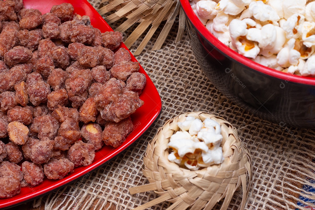 Mesa com vários petiscos da festa junina brasileira