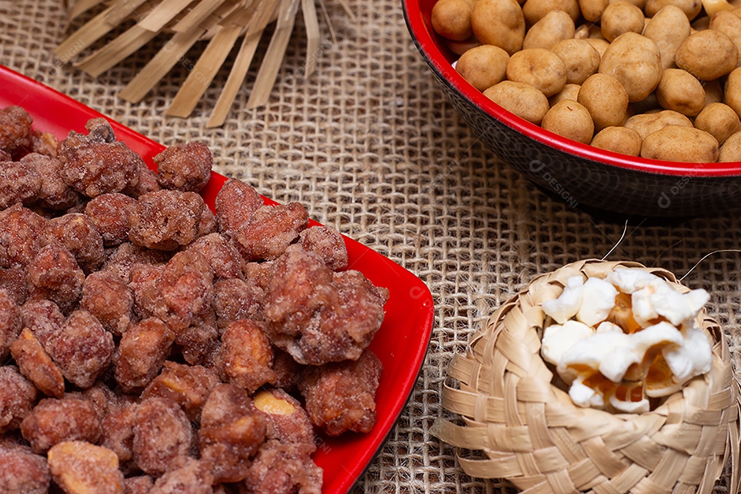 Mesa com vários petiscos da festa junina brasileira