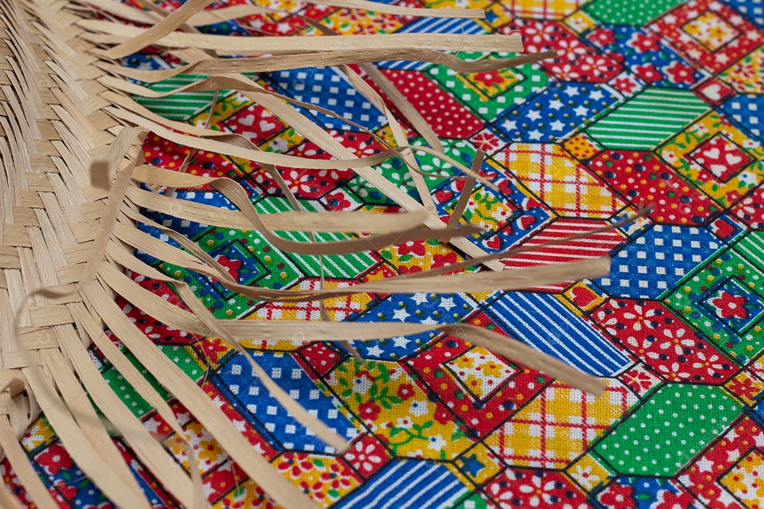 Chapéu de palha no fundo da festa junina brasileira