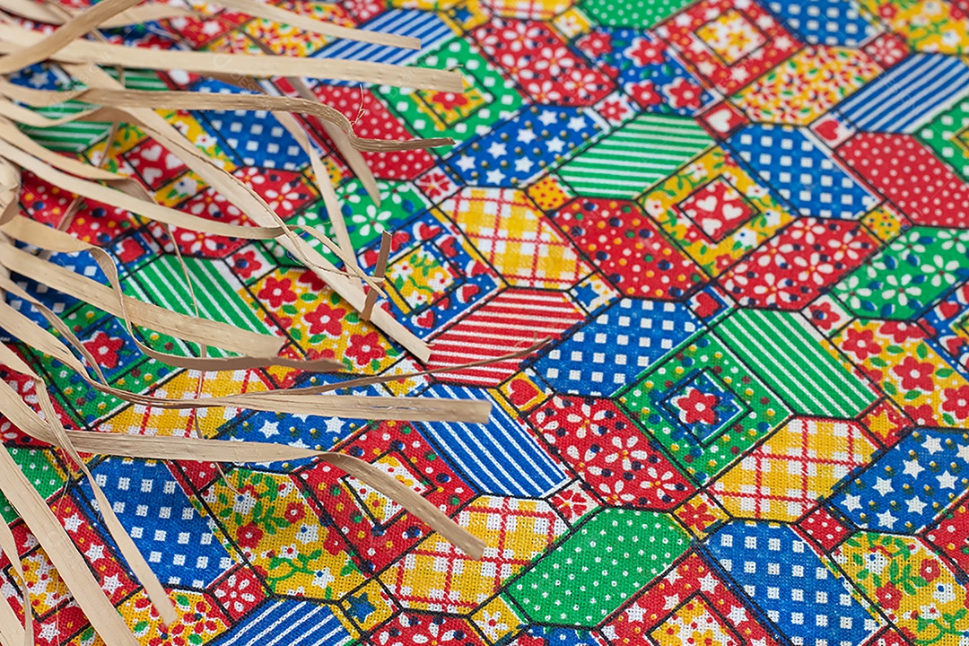 Chapéu de palha no fundo da festa junina brasileira