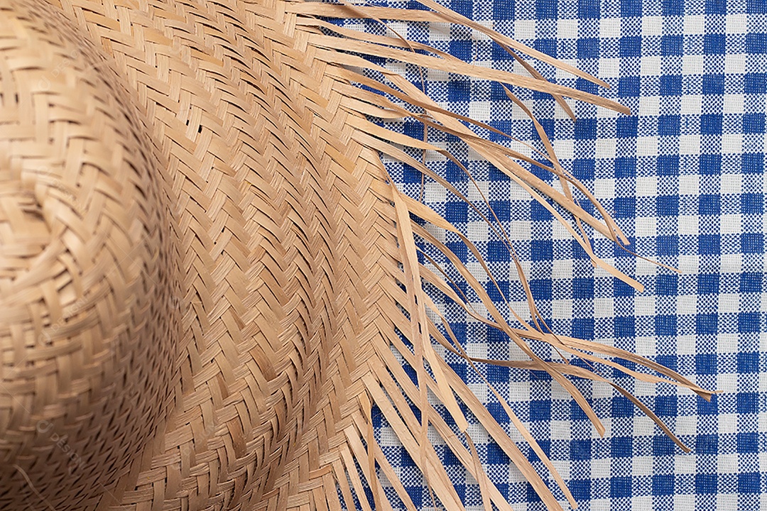 Chapéu de palha no fundo da festa junina brasileira