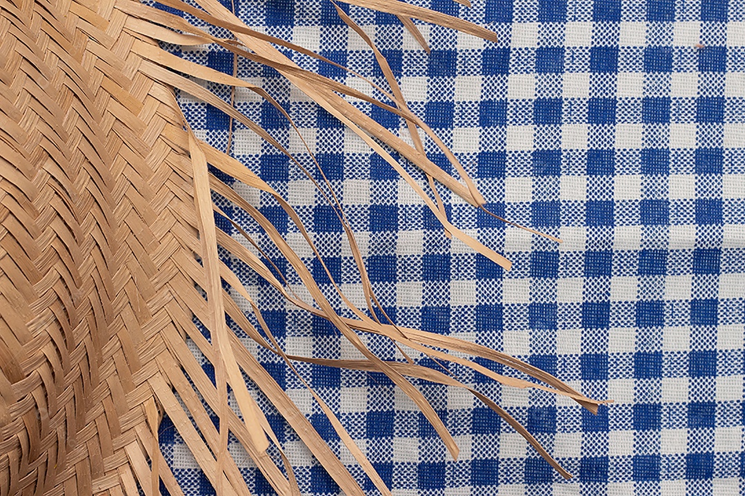 Chapéu de palha no fundo da festa junina brasileira