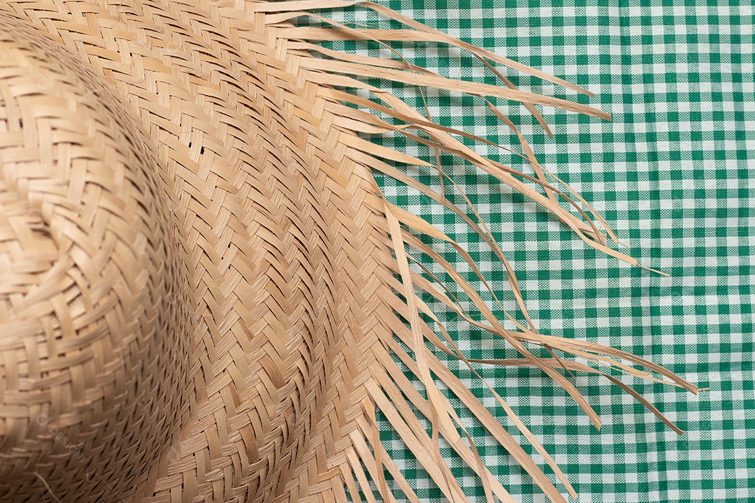 Chapéu de palha no fundo da festa junina brasileira