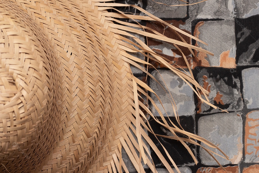 Chapéu de palha no fundo da festa junina brasileira