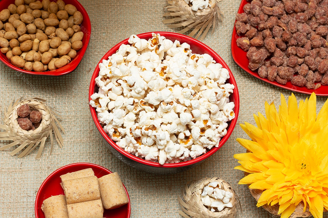 Mesa com vários petiscos da festa junina brasileira