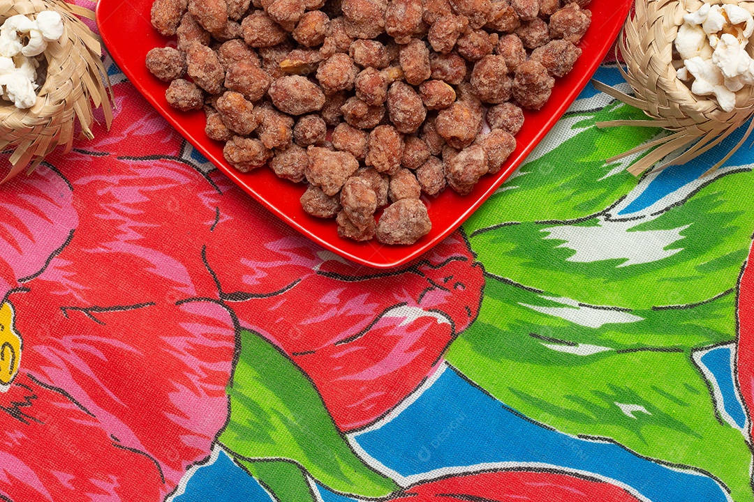 Mesa com vários petiscos da festa junina brasileira