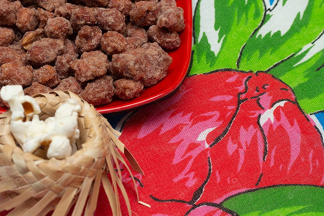 Mesa com vários petiscos da festa junina brasileira