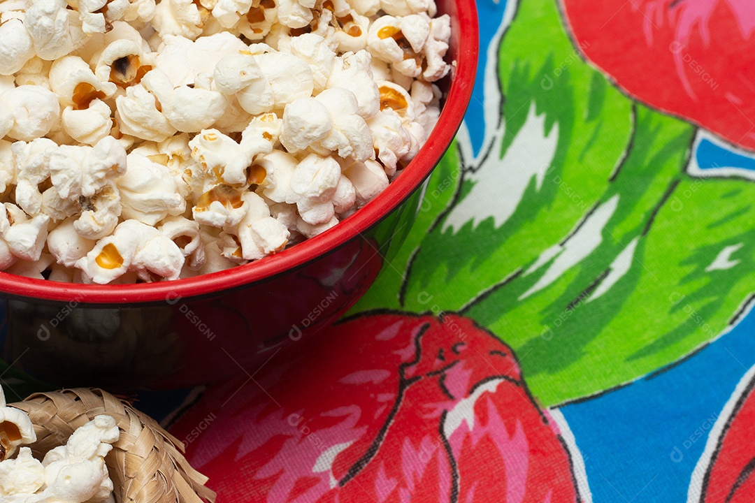 Mesa com vários petiscos da festa junina brasileira