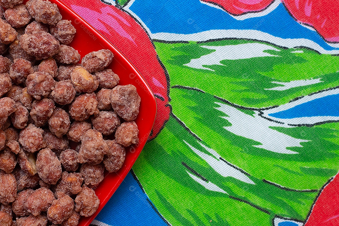 Tigela cheia de amendoim doce festa junina brasileira