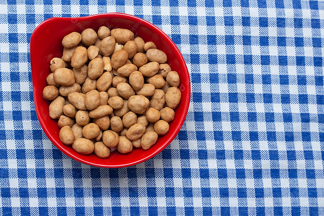 Tigela cheia de amendoim salgado festa junina brasileira