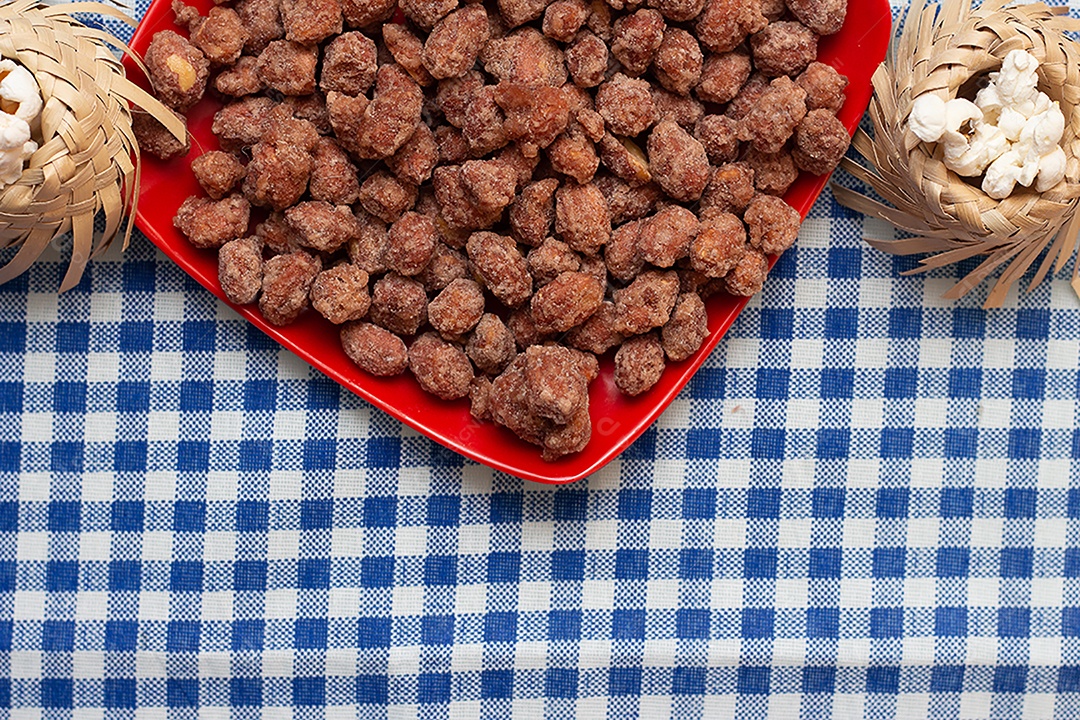 Tigela cheia de amendoim doce festa junina brasileira