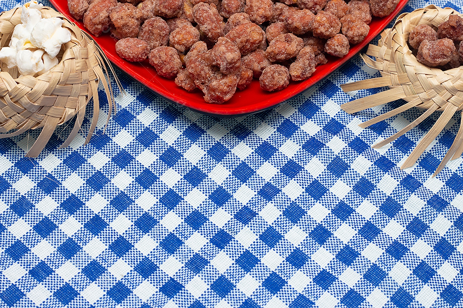 Tigela cheia de amendoim doce festa junina brasileira