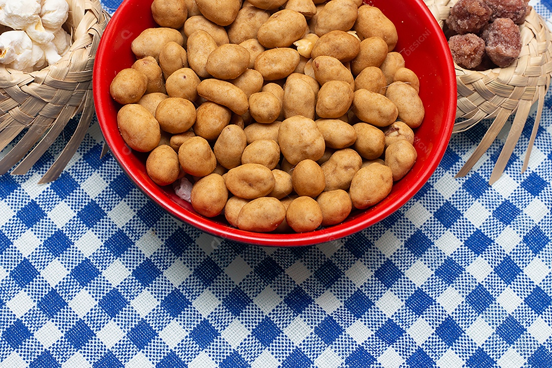 Tigela cheia de amendoim salgado festa junina brasileira