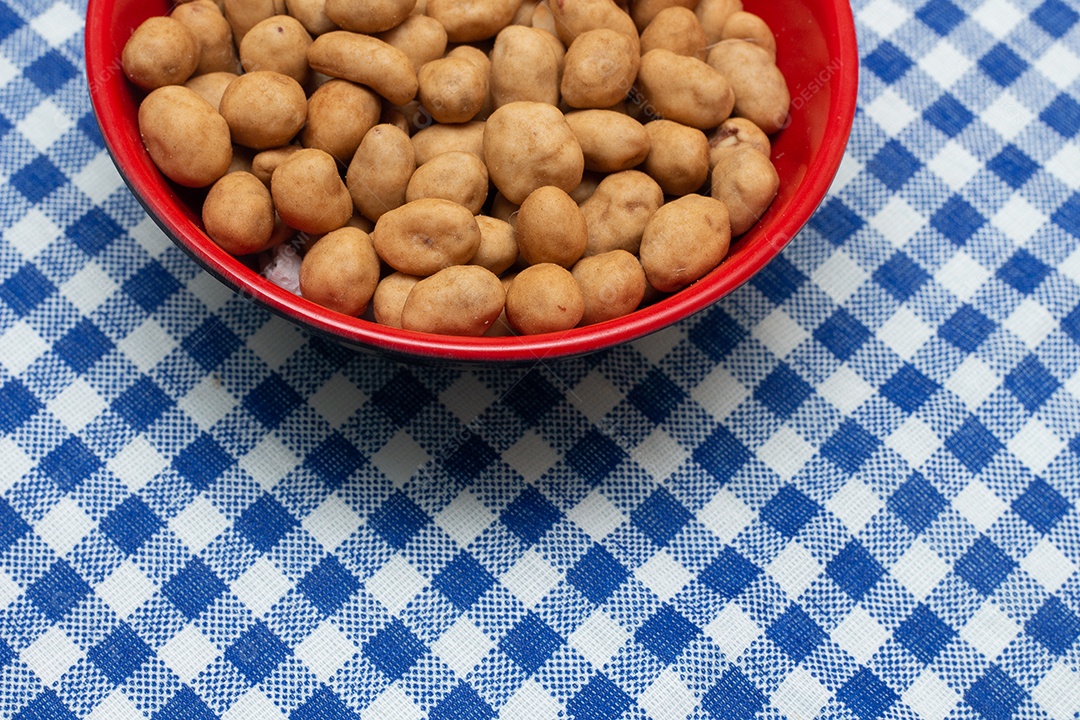 Tigela cheia de amendoim salgado festa junina brasileira