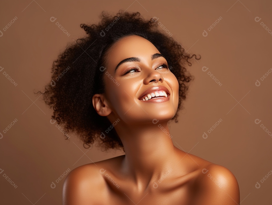 Detalhes de uma linda mulher negra sorridente