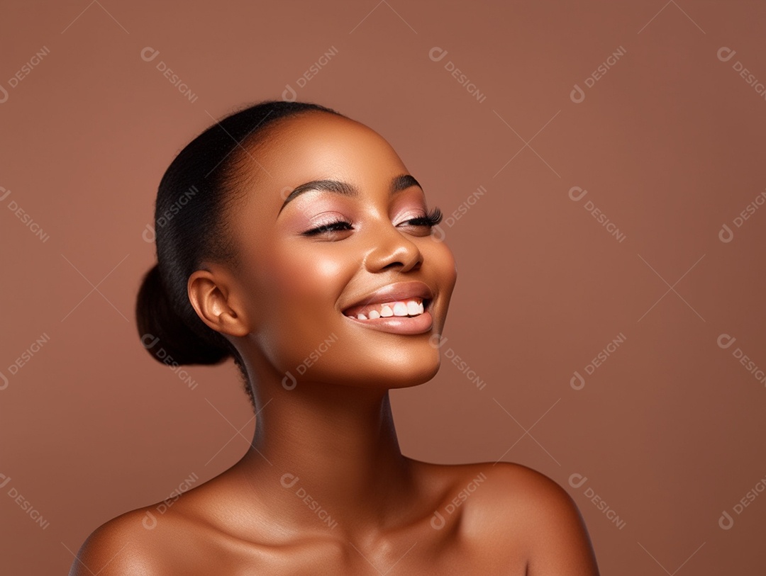 Detalhes de uma linda mulher negra sorridente