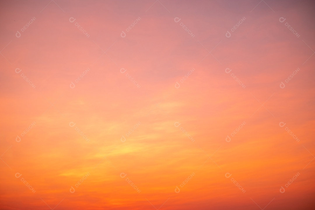 lindas e luxuosas nuvens de ouro laranja com gradiente suave e luz solar no céu azul perfeito para o fundo