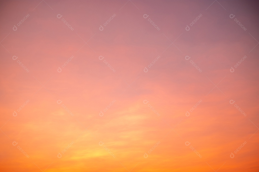 lindas e luxuosas nuvens de ouro laranja com gradiente suave e luz solar no céu azul perfeito para o fundo