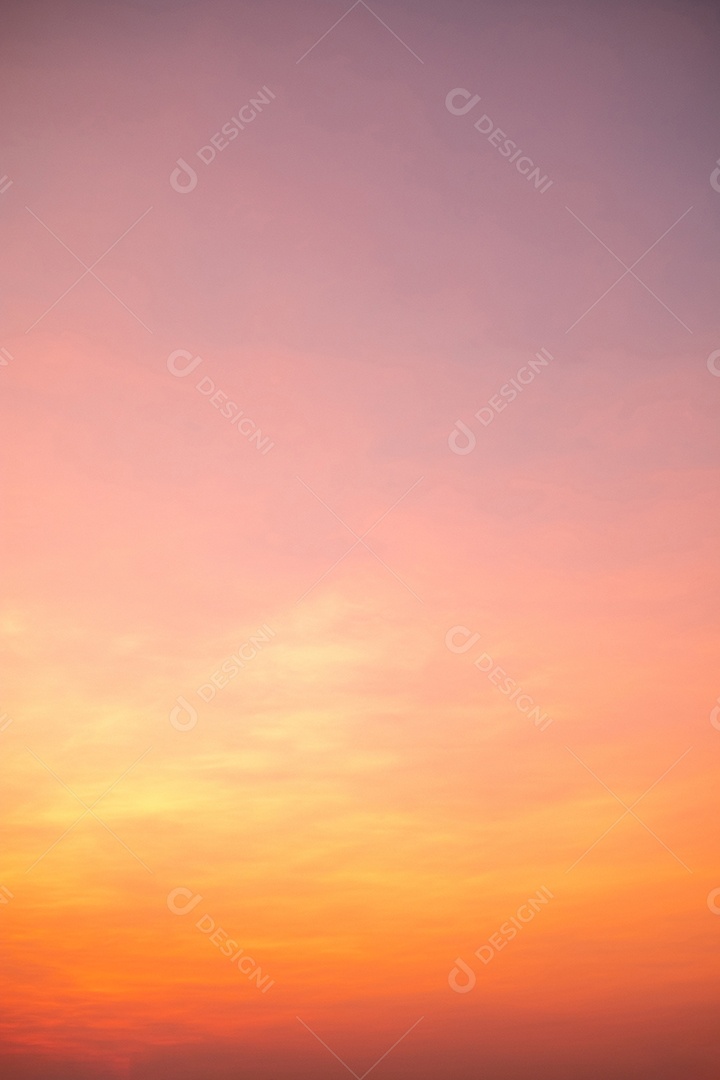 lindas e luxuosas nuvens de ouro laranja com gradiente suave e luz solar no céu azul perfeito para o fundo