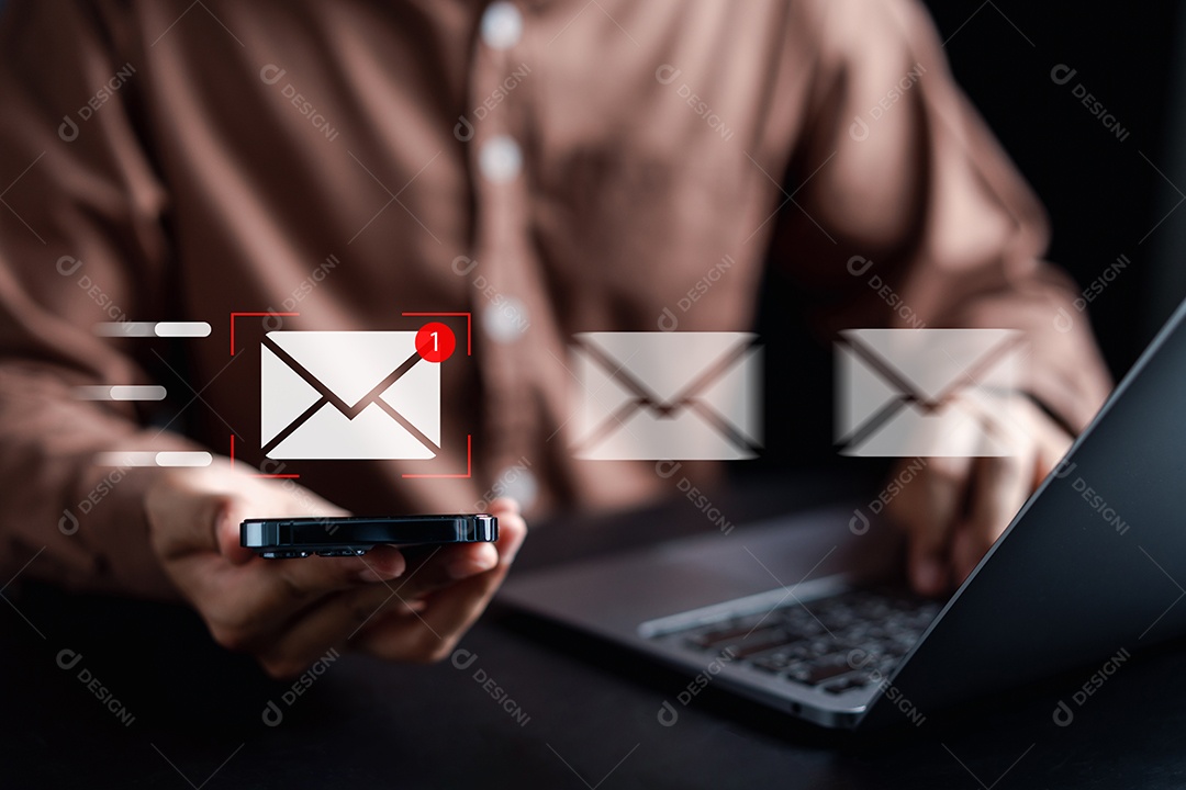 Empresário enviando e-mail por computador portátil para o cliente