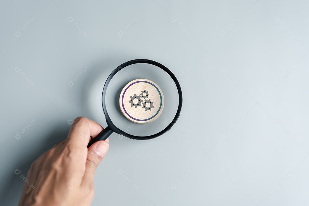 Mão segurando lupa para gerenciamento de portfólio de análise para planejamento de desenvolvimento