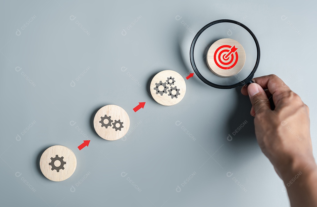 Foco do vidro da lupa para apontar o ícone de alvo para planejar a liderança do desenvolvimento