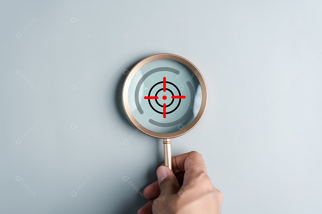 Foco do vidro da lupa para apontar o ícone de alvo para planejar a liderança do desenvolvimento