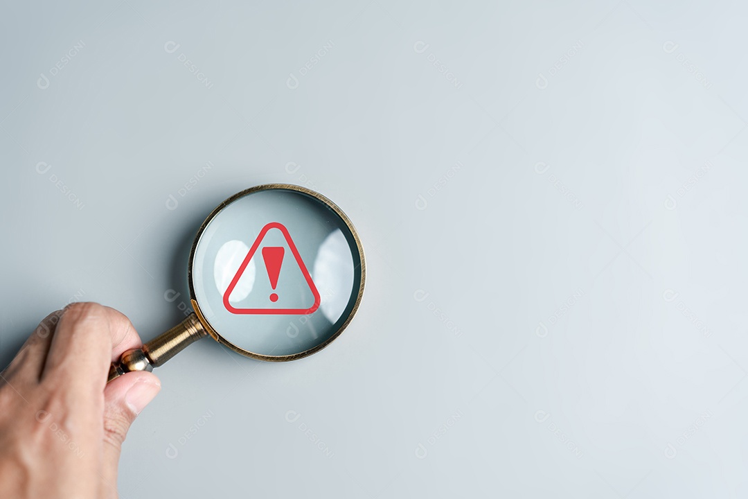 Sinal de advertência do sistema dentro da lupa para erro de notificação e manutenção.