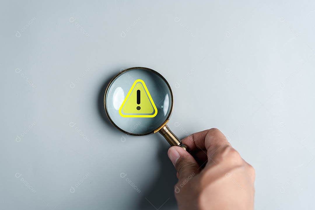 Sinal de advertência do sistema dentro da lupa para erro de notificação e manutenção.