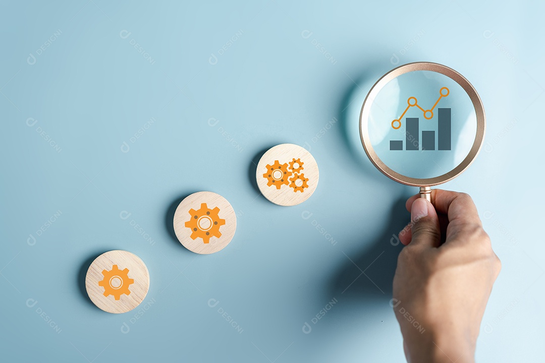 Mão segurando lupa para gerenciamento de portfólio de análise, planejamento de etapas para desenvolvimento