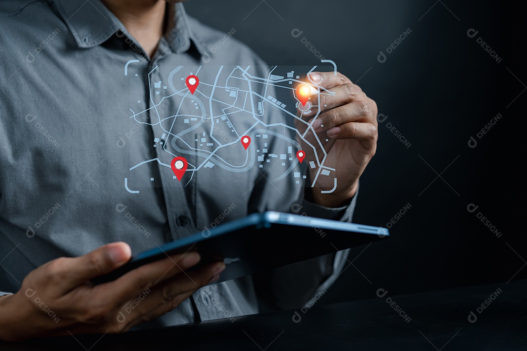 Empresário usando laptop para pesquisar o mapa-múndi com ponto de localização, aplicativo GPS