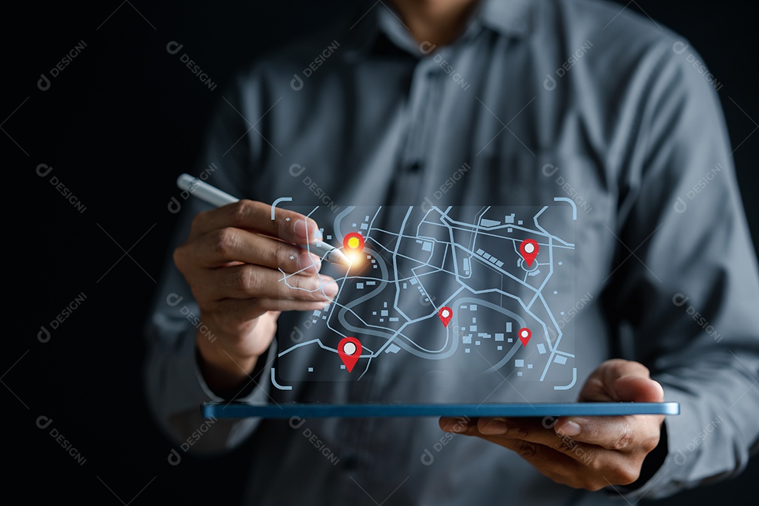 Empresário usando laptop para pesquisar o mapa-múndi com ponto de localização, aplicativo GPS
