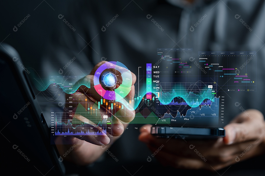 Analista trabalhando com computador em Business Analytics
