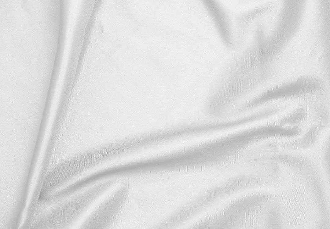 Tecido de seda branco elegante e liso ou textura de pano de luxo acetinado para fundo abstrato