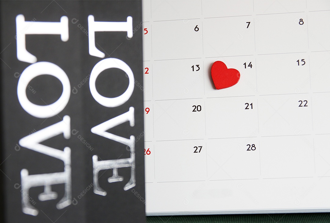 Forma de coração vermelho na data do 14º dia do calendário. dia dos Namorados