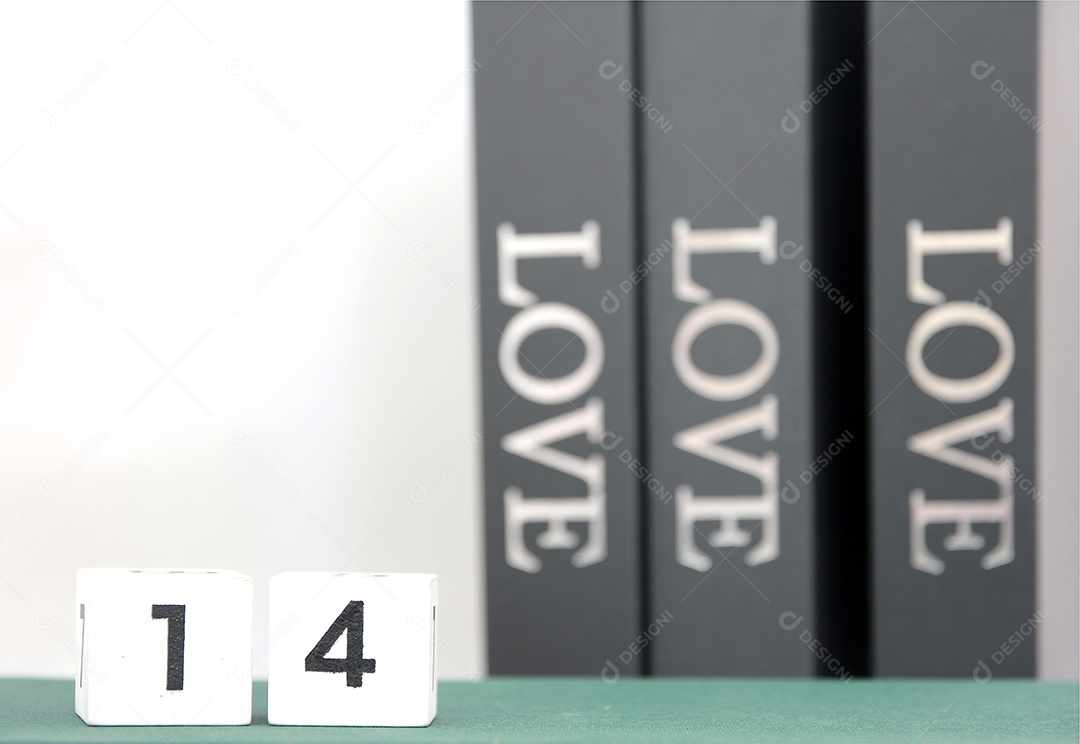 Forma de coração vermelho na data do 14º dia do calendário. dia dos Namorados