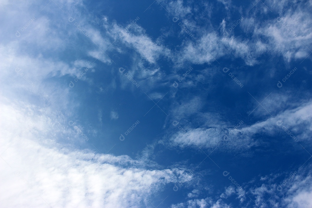Fundo de céu azul com pequenas nuvens