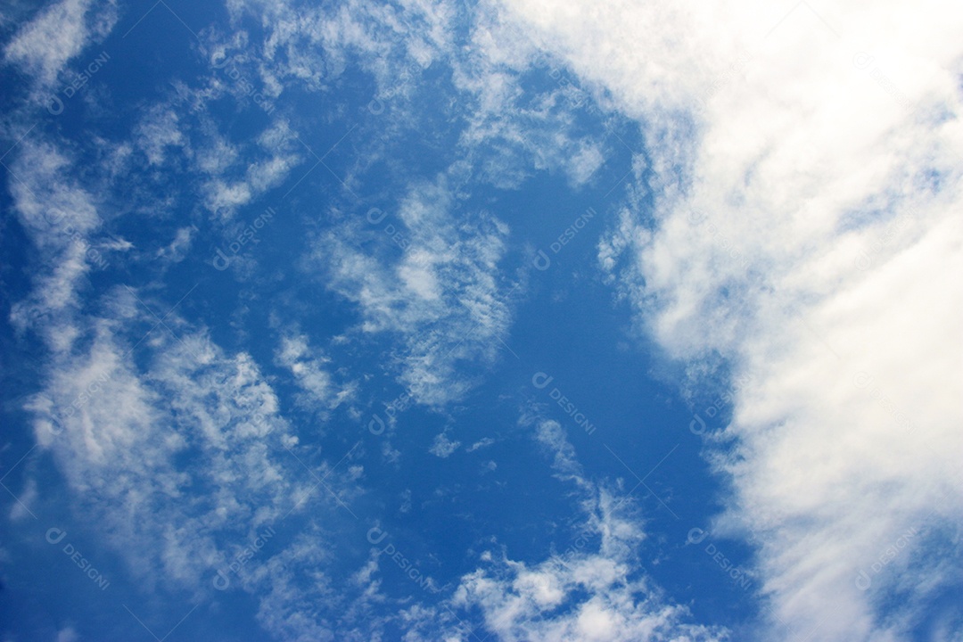 fundo de céu azul com pequenas nuvens