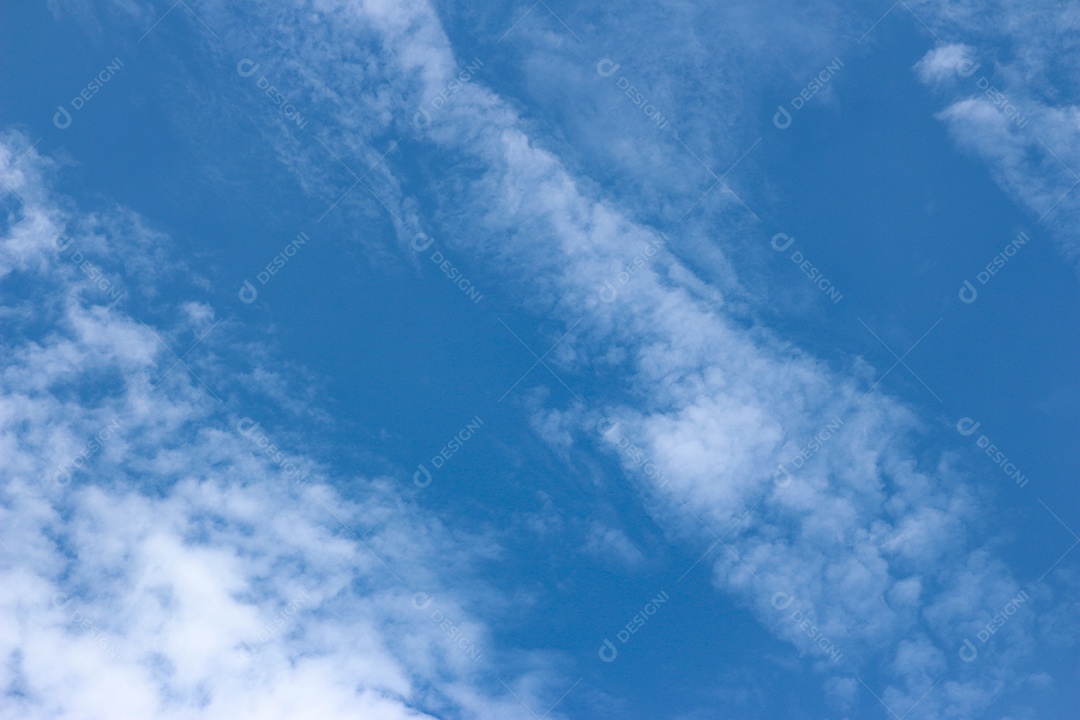 fundo de céu azul com pequenas nuvens