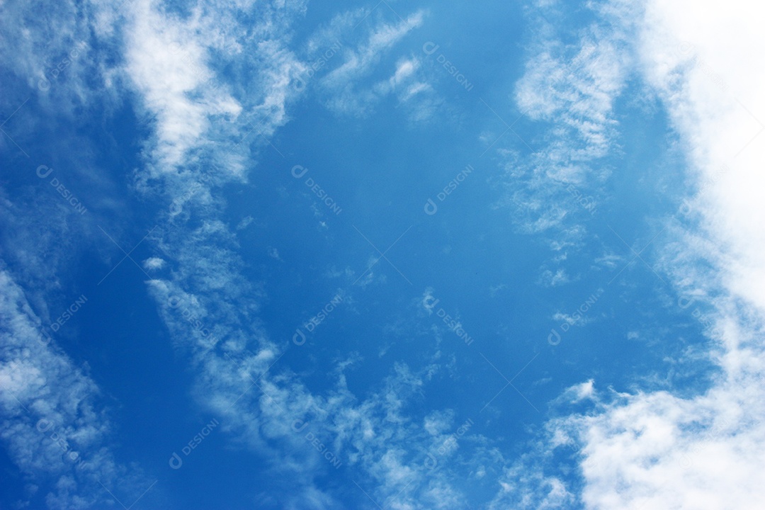 fundo de céu azul com pequenas nuvens