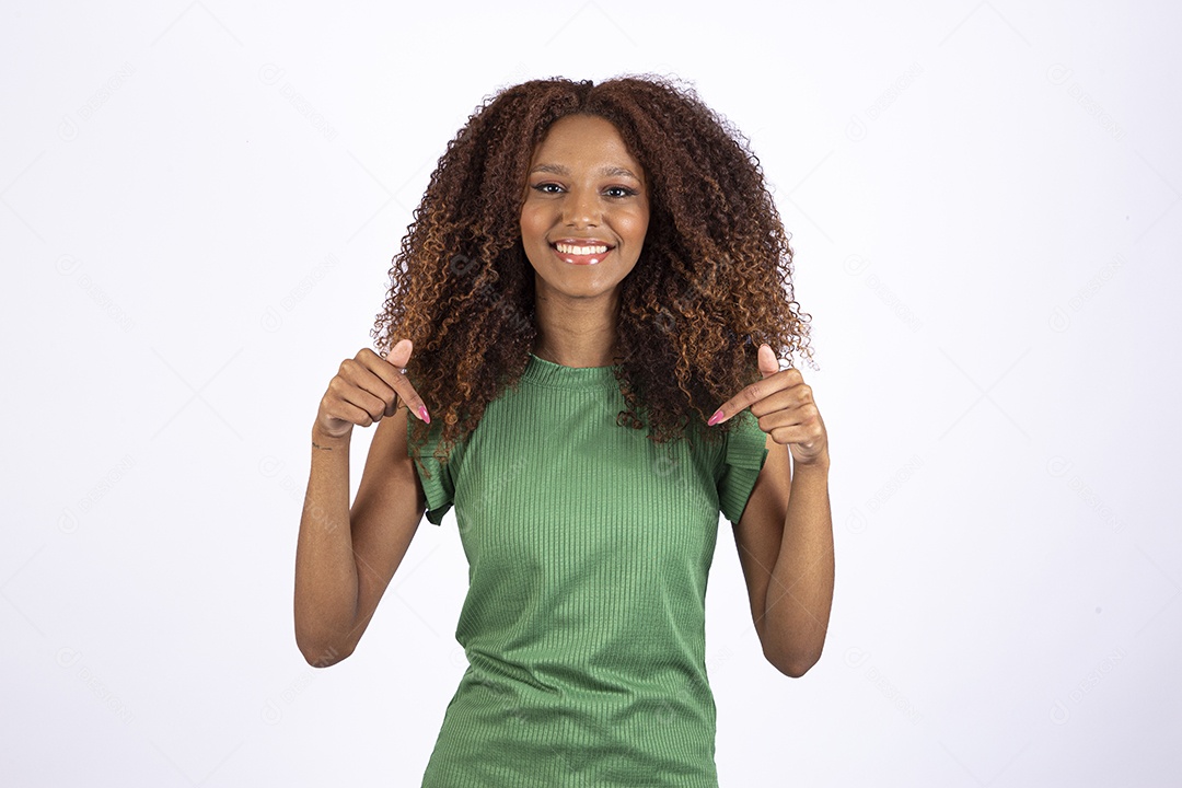 Linda mulher morena garota linda sobre fundo isolado branco