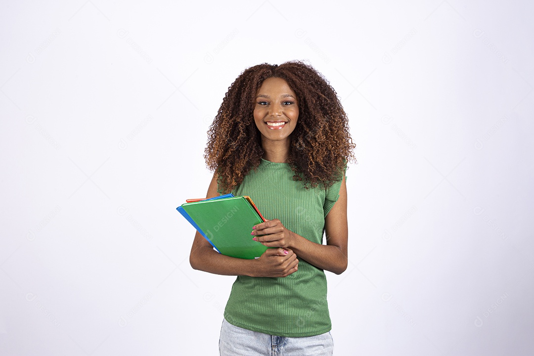 Linda mulher morena garota linda sobre fundo isolado branco segurando cadernos material escolar