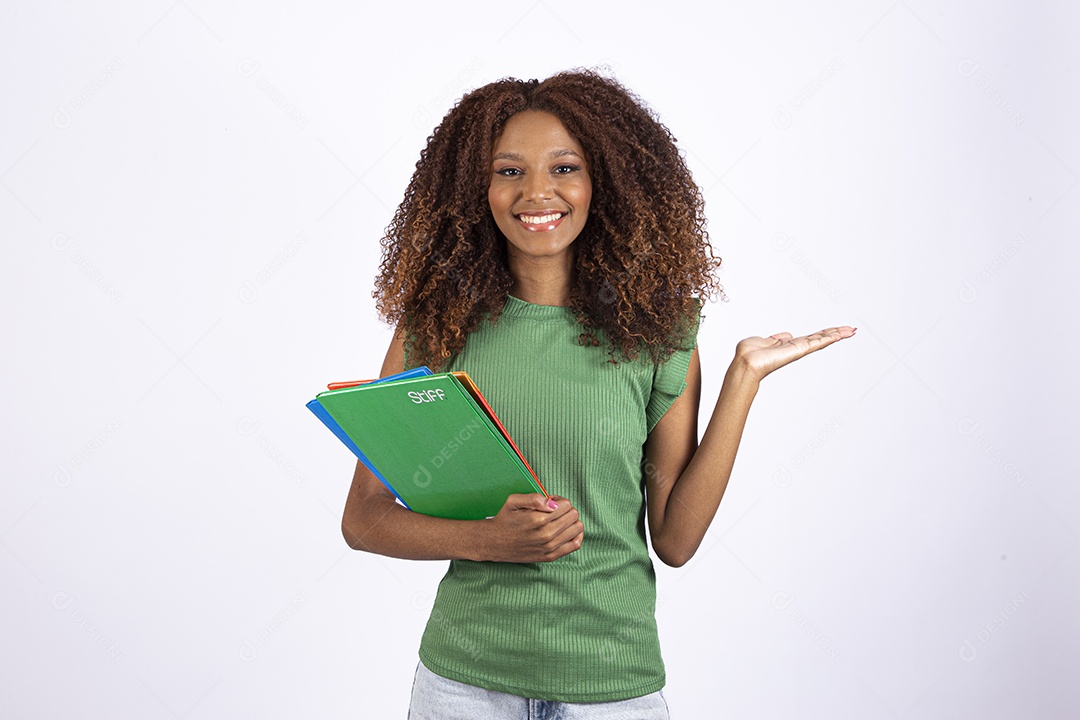 Linda mulher morena garota linda sobre fundo isolado branco segurando cadernos material escolar
